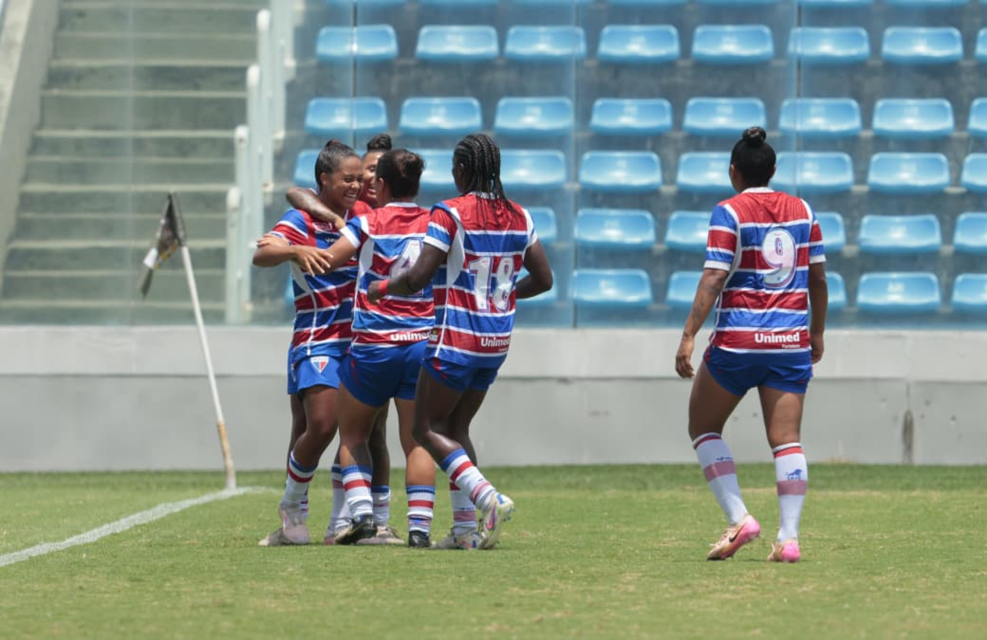 Thalita marca o segundo do Fortaleza no Clássico-Rainha e comemora gol no PV (Foto: SAMUEL SETUBAL/O POVO)