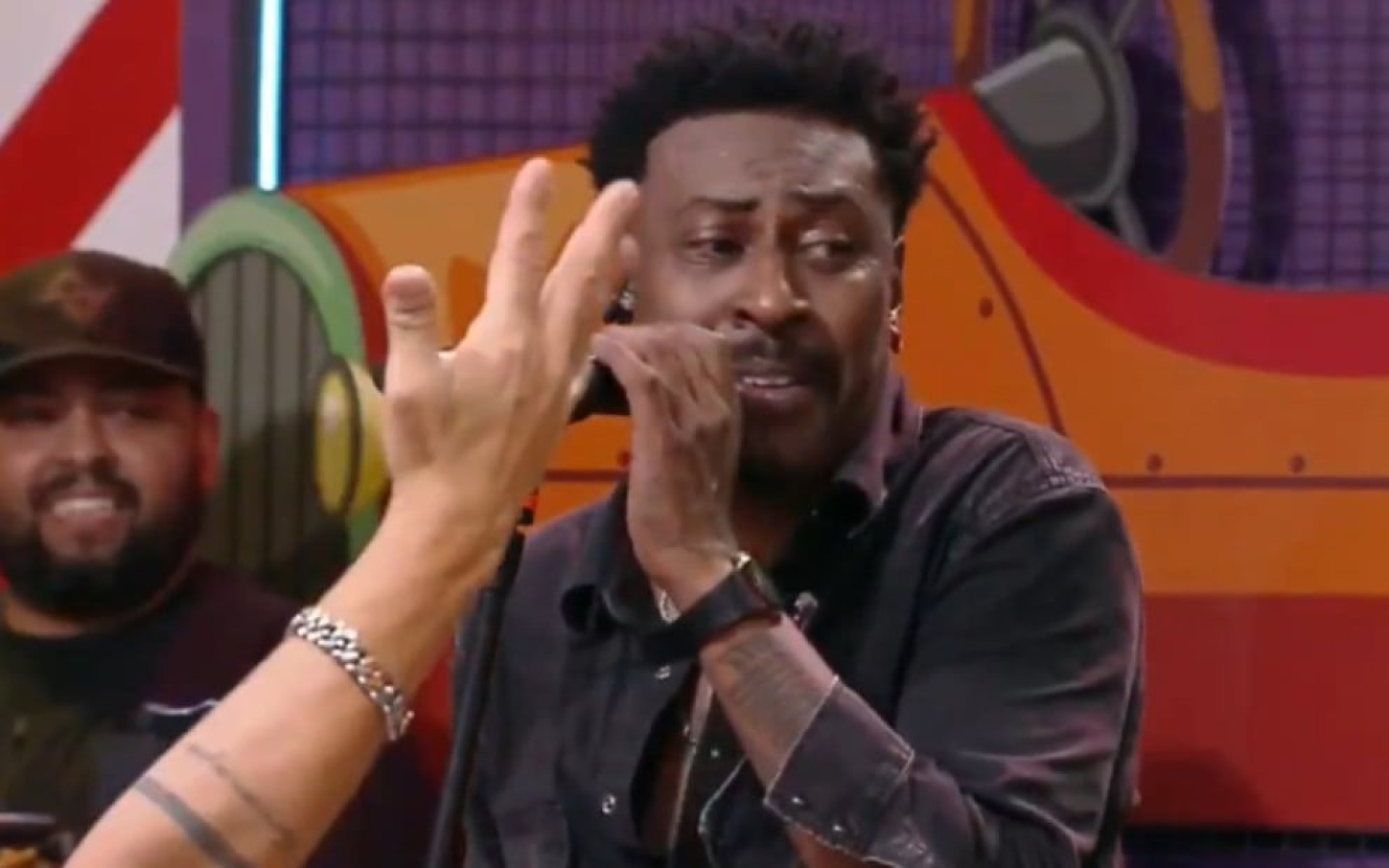 Briga generalizada em festa nesta sexta-feira, 31, na Fazenda 17 fez a produção intervir e causou a expulsão de Martina Sanzi  