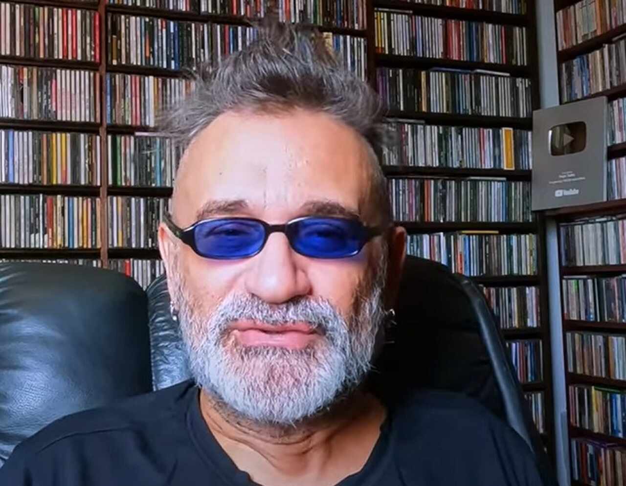 Ele já fez críticas contundentes a artistas de grande visibilidade, como Zé Vaqueiro. Em quadro do seu programa intitulado “Para que serve?”, ele detonou o artista do estilo piseiro: “Canta como se tivesse treze ostras na garganta”. 
