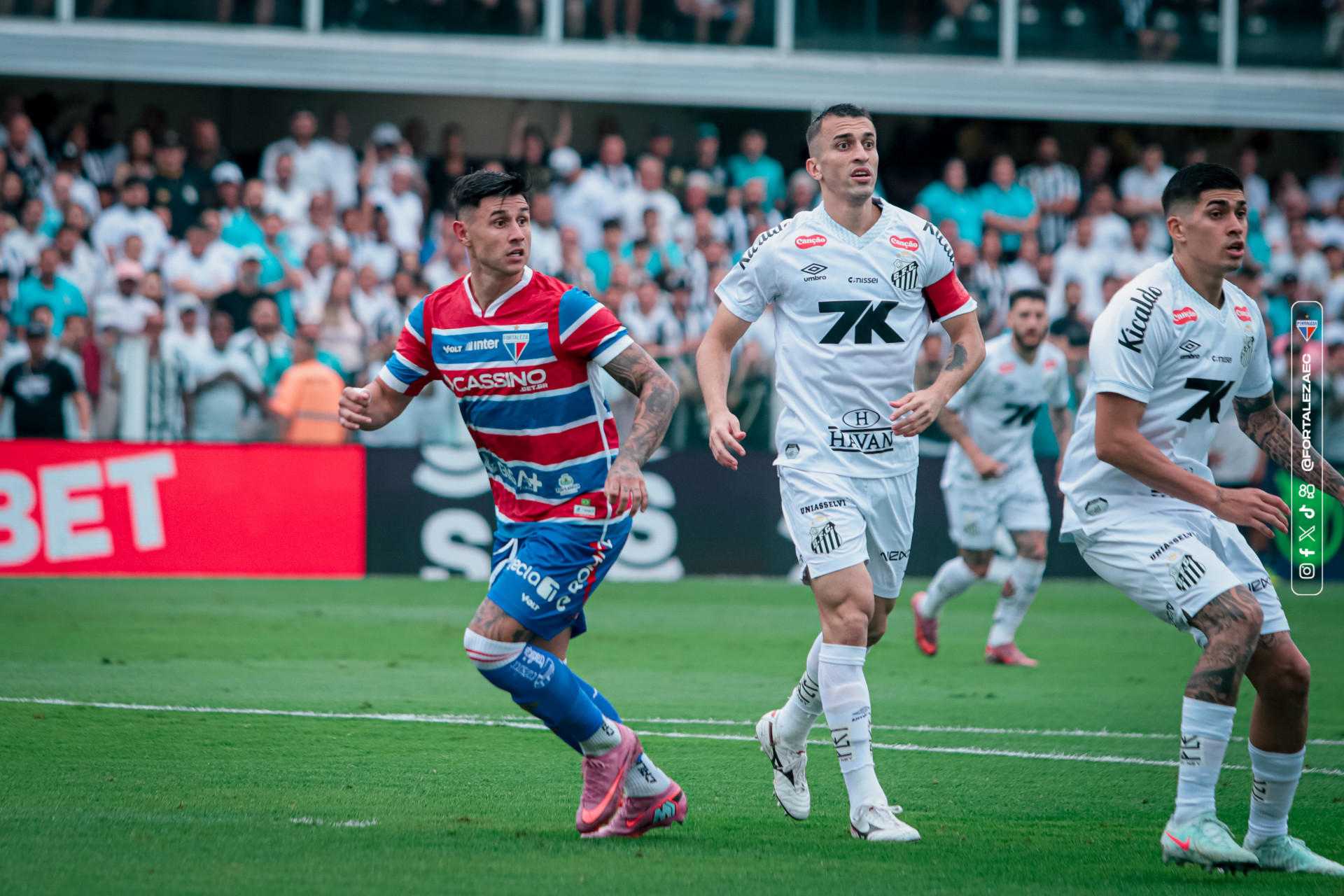 Adam Bareiro em duelo contra o Santos pela Série A 2025 (Foto: Mateus Lotif / Fortaleza EC)
