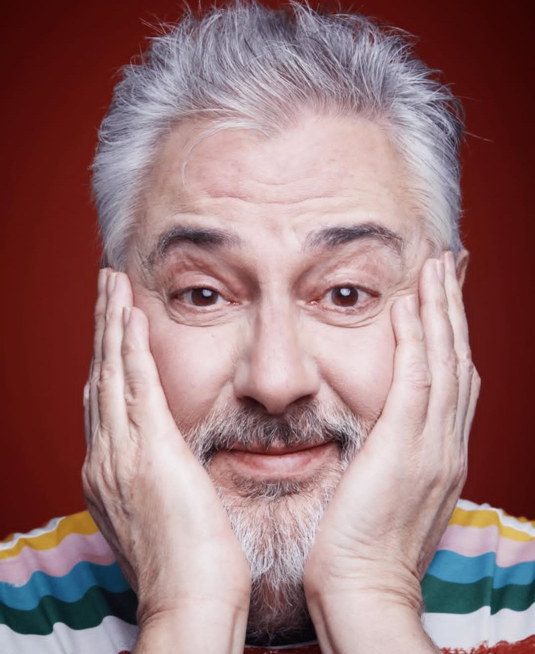 O compositor e produtor musical Roberto de Carvalho, viúvo da cantora Rita Lee, revelou que guarda as cinzas da cantora em um altar na residência do casal, na cidade paulista de Cotia.  