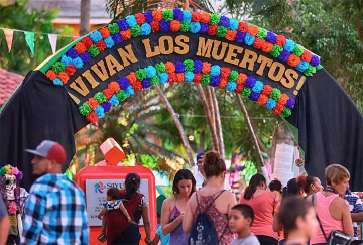 Sayulita - Bem distante da capital, a 840 km,  fica no litoral oeste do México. A cidade fica decorada com enfeites e mensagens de Vivam os Mortos, dentro do espírito da data que é considerar a chegada dos mortos para a visita anual. 