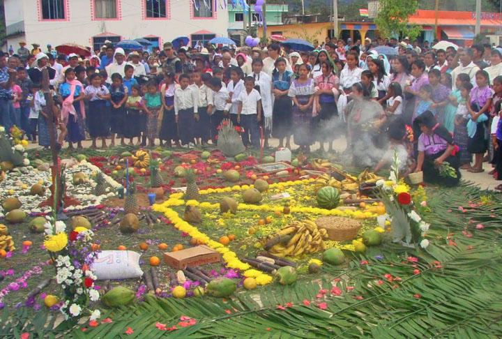 Chiapas - A 825 km da Cidade do México. Praças, ruas, casas, a cidade inteira se reúne em torno da crença da presença dos mortos neste dia. E as oferendas são espalhadas por toda parte, juntando alimentos e flores de forma decorativa. 