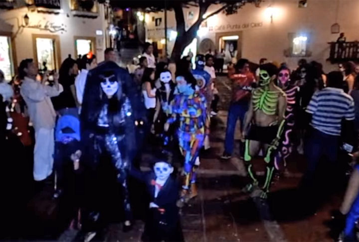 Guerrero - A 350 km da capital. Mais um lugar com a típica celebração. Famílias passeiam pelas ruas caraterizadas de mortos , muitos com fantasias e outros com pinturas no rosto e no corpo.