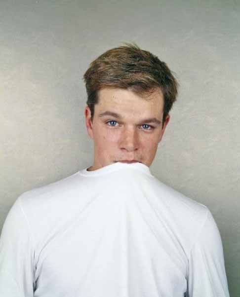 Um dos atores mais queridos de Hollywood, Matt Damon nasceu no dia 8 de Outubro de 1970 em Cambridge, em Massachusetts, sendo filho de Kent Telfer, um corretor da bolsa, e Nancy Carlsson-Paige, uma professora universitária de educação, da Universidade de Lesley. Além disso, seu irmão Kyle, é um escultor e artista.