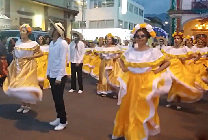 Hidalgo - A 90 km da capital, a cidade para com os desfiles e as procissões, com muita música, dança e homenagem aos mortos. 