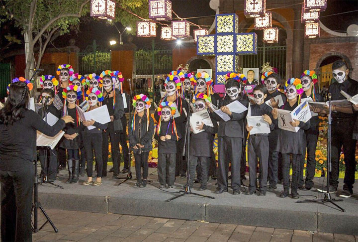 Querétaro - As praças se tornam palcos a céu aberto de apresentações de música, dança e teatro, sobre a temática da vida e da morte. 