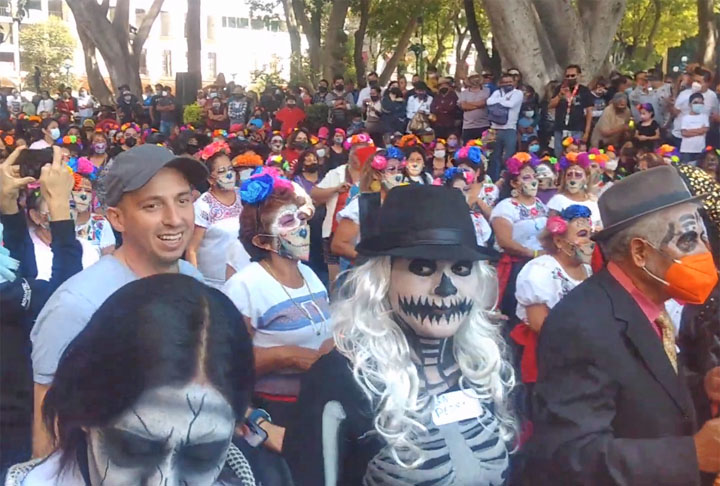 Puebla - Procissões em honra dos mortos, com pessoas fantasiadas, enchem as ruas e os visitantes participam da celebração. 