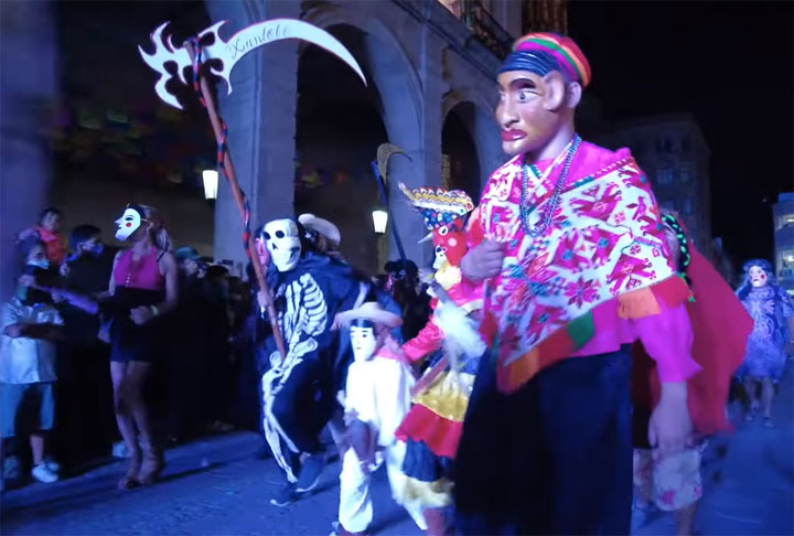 Algumas cidades são famosas por seguir à risca a tradição, realizando festas bem típicas desta data, com vigílias em  cemitérios lotados e desfiles em ruas, atraindo visitantes do mundo inteiro.  Veja as principais.