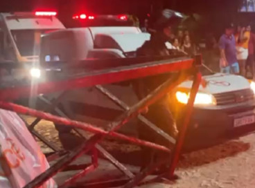 Dois homens foram mortos e uma outra pessoa ficou ferida em frente a um clube do bairro Piçarra, em Itapajé, na noite desse sábado, 1º 