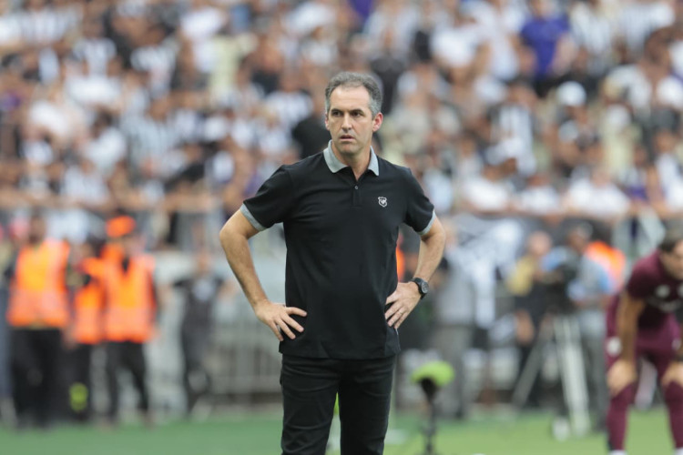 Léo Condé, técnico do Ceará, durante partida contra o Fluminense pelo Brasileirão 2025