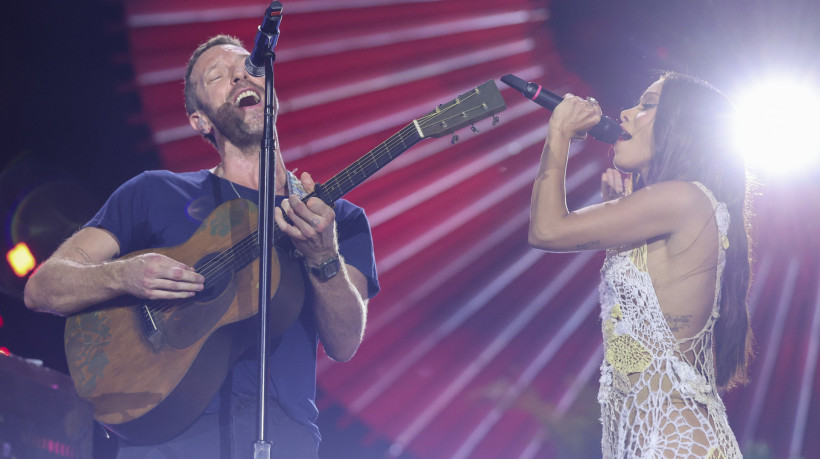 Chris Martin e Anitta durante apresentação no Global Citizen