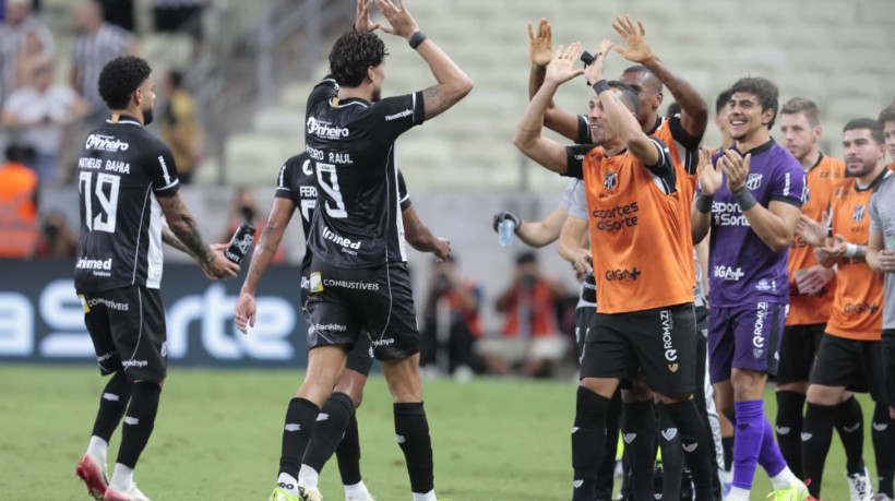 Pedro Raul, atacante do Ceará, comemora gol marcado diante do Fluminense