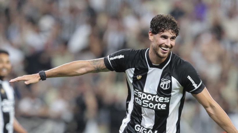 Pedro Raul, atacante do Ceará, comemora gol marcado diante do Fluminense