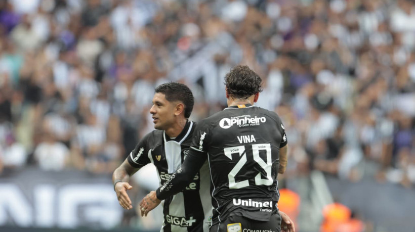 Galeano, atacante do Ceará, abraça Vina e comemora gol marcado diante do Fluminense