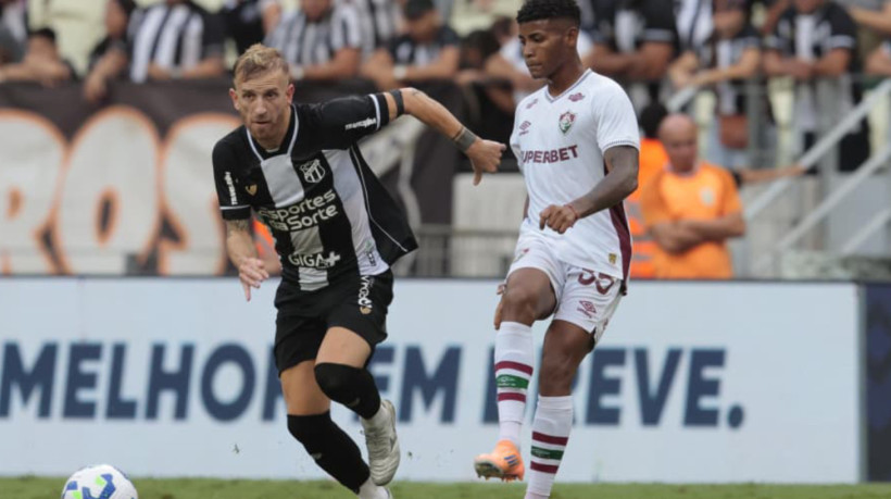 Pedro Henrique, do Ceará, e Hércules, do Fluminense, durante partida do Brasileirão 2025