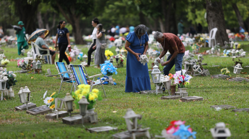 Visitantes vivem manh&atilde; de Finados no cemit&eacute;rio Paque da Paz, em Fortaleza