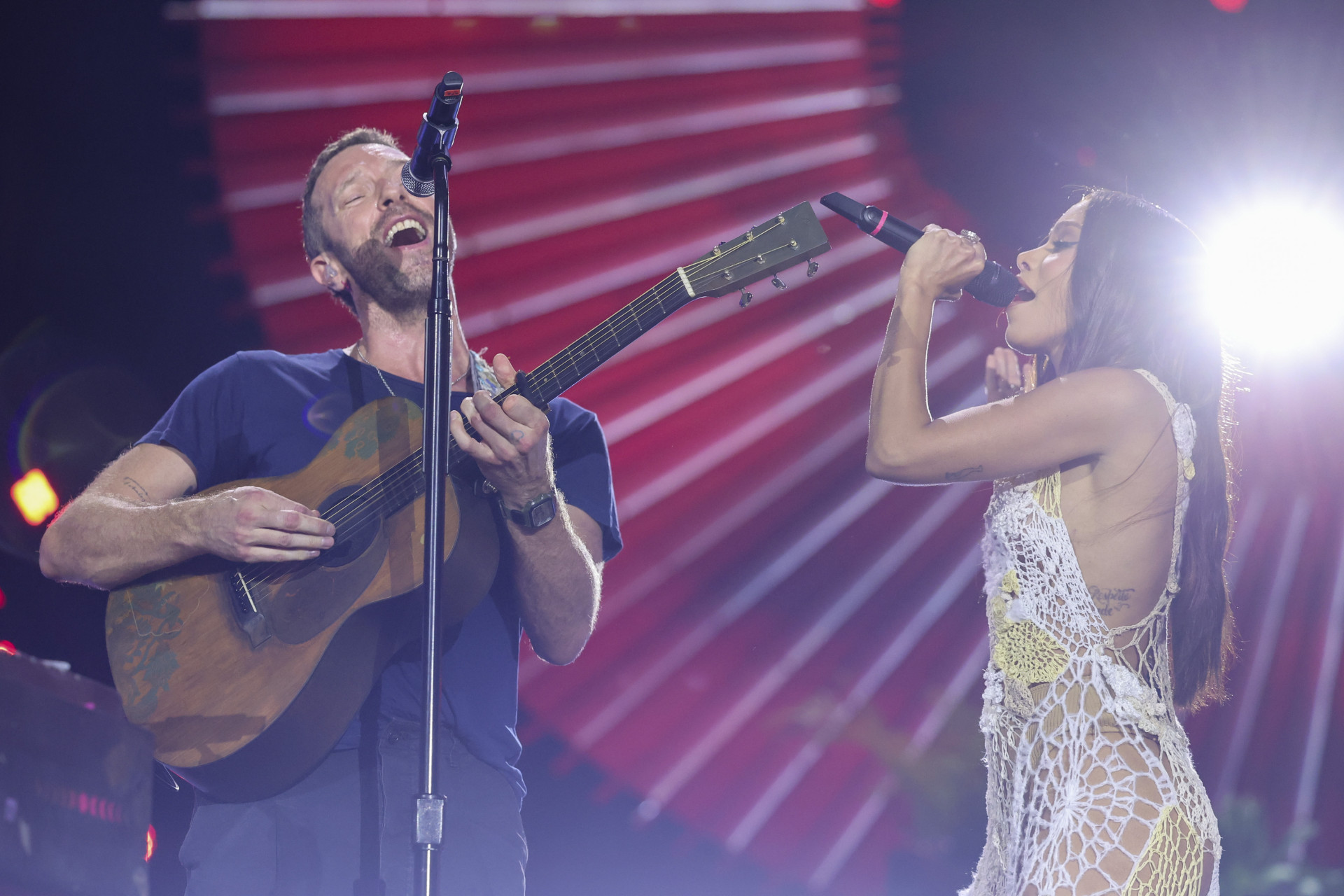 ￼CHRIS Martin e Anitta durante apresentação no Global Citizen, em Belém (Foto: ALEXANDRE SCHNEIDER/DIVULGAÇÃO)