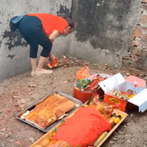 É comum realizar piqueniques próximos às sepulturas, simbolizando a continuidade da vida após a morte. O gesto fortalece laços familiares e celebra a presença espiritual dos que já partiram.