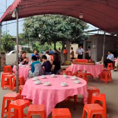 Na China, o Dia de Finados é celebrado em 5 de novembro, quando famílias visitam os túmulos de ancestrais para prestar homenagens. A data reforça o respeito aos antepassados dentro das tradições confucionistas.