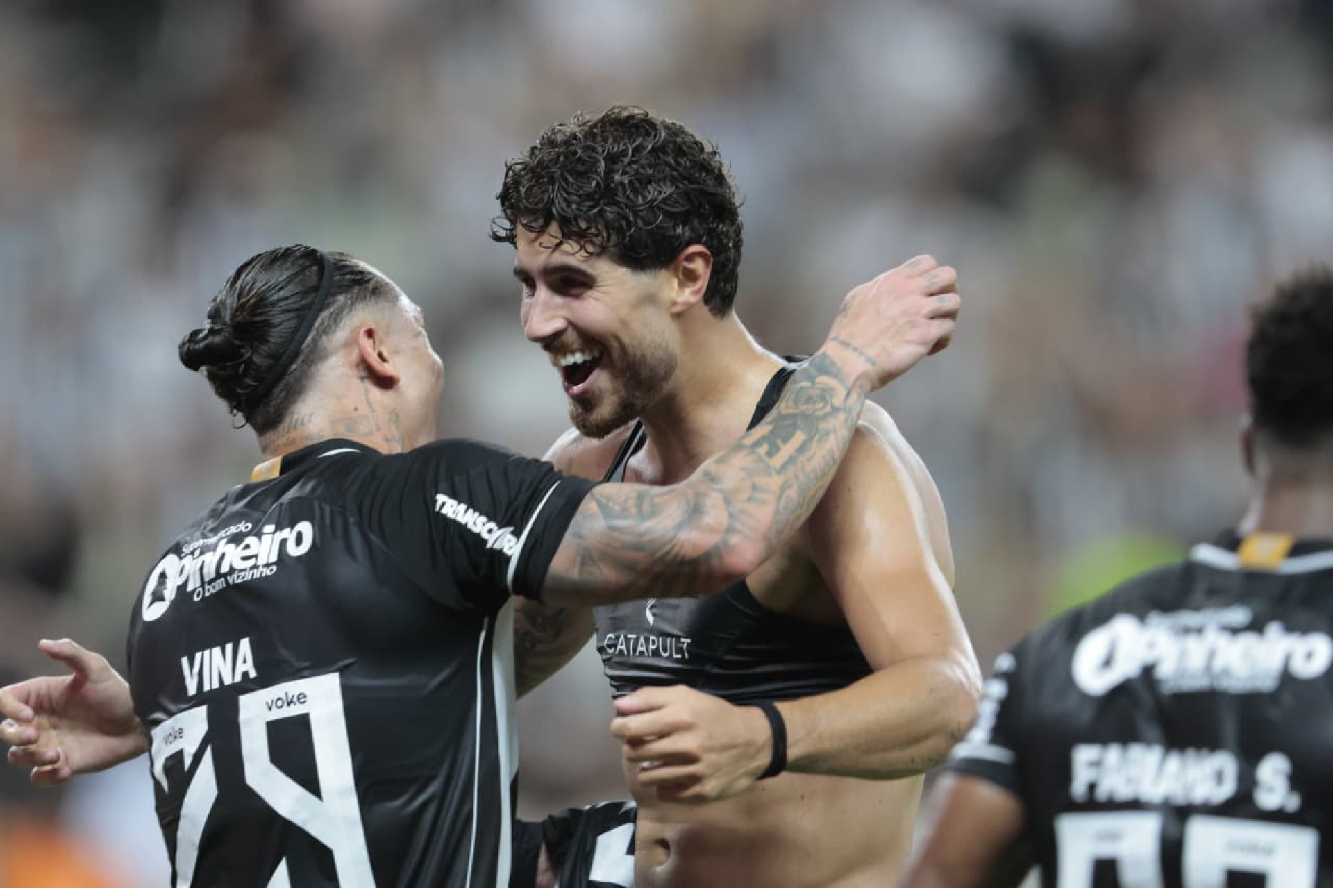 ￼PEDRO Raul, atacante do Ceará, abraça Vina em comemoração por gol  (Foto: Samuel Setubal)