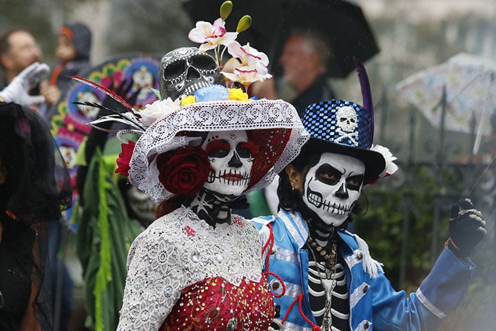 A Catrina representa uma mulher da alta sociedade, com ornamentos luxuosos, para disseminar a ideia de que as diferenças sociais não representam nada diante da morte. 