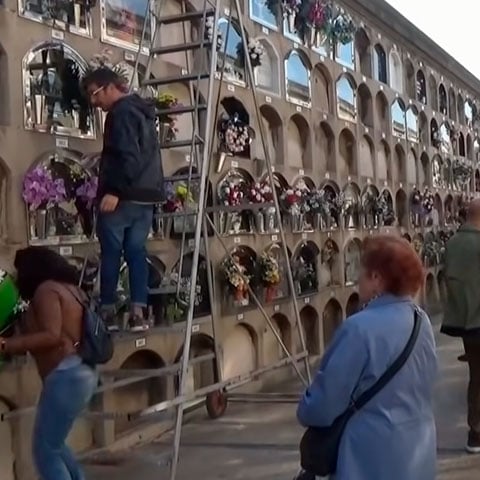 O almoço costuma ter um cardápio especial, repleto de pratos típicos preparados apenas nessa data. Assim, tradição, memória e convivência se misturam em um ritual de respeito aos que partiram.