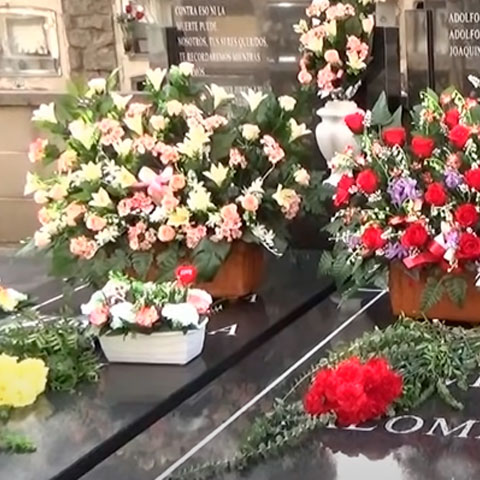 Na Espanha, as celebrações ocorrem no Dia de Todos os Santos, em 1º de novembro, com roupas coloridas, homenagens e desfiles nas principais avenidas. As famílias visitam cemitérios, levando flores e objetos decorativos aos túmulos.