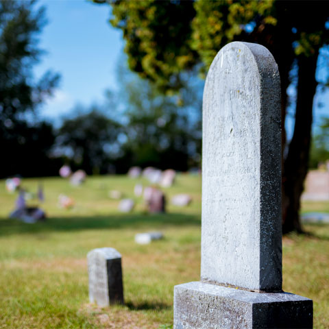 Como surgiu a data? A tradição remonta ao século X, na abadia beneditina de Cluny, na França, sob orientação do abade Odilo (ou Santo Odilon, 962–1049).