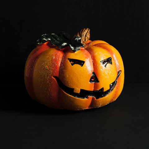 Também se conecta ao Dia de Todos os Santos, celebrado em 1º de novembro, dedicado aos que já alcançaram a santidade. Juntas, as datas reforçam a memória, a fé e a espiritualidade na liturgia cristã.