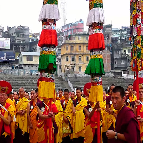 A tradição prepara simbolicamente o retorno dos espíritos ao convívio familiar, segundo a crença de que os antepassados voltam ao mundo dos vivos. O ritual reforça respeito, gratidão e continuidade entre as gerações.