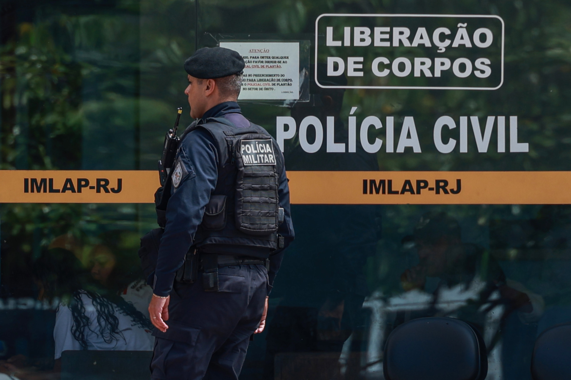 ￼INSTITUTO médico legal (IML) faz o trabalho de reconhecimento dos corpos (Foto: Joédson Alves/Agência Brasil)
