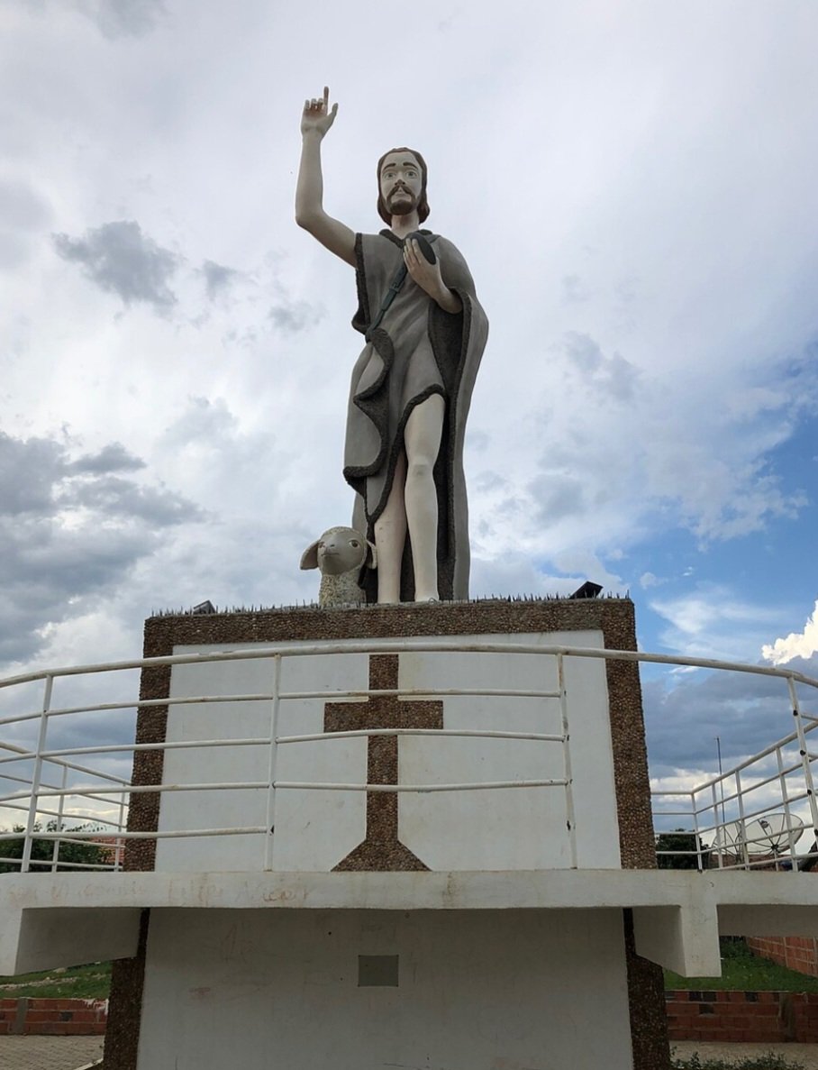 São João Batista
Celebrado em 24 de junho, é um dos pilares das festas juninas e padroeiro de muitas cidades. É conhecido como o precursor de Jesus e símbolo de renovação e fé no batismo.