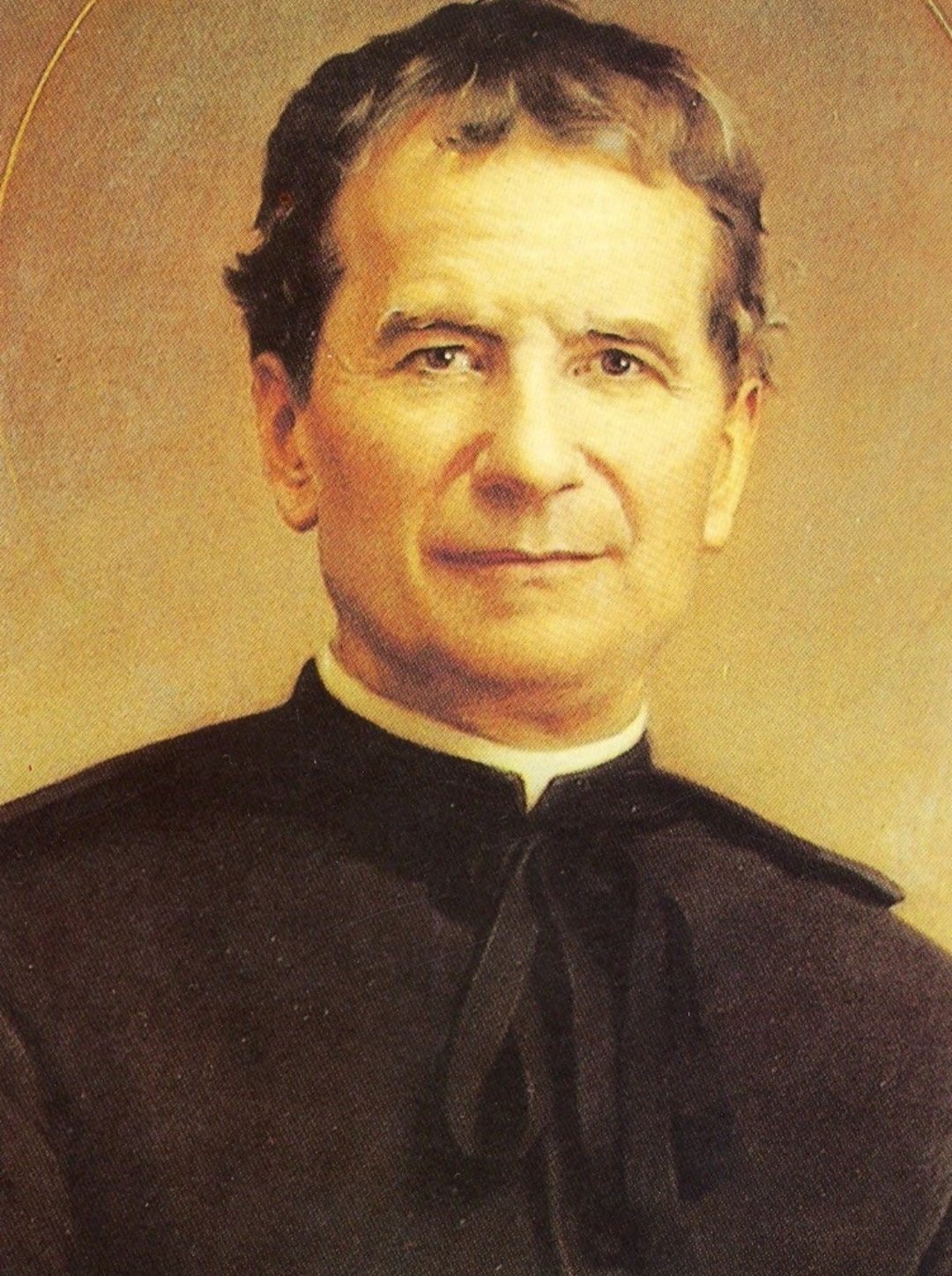 São João Bosco
Celebrado em 31 de janeiro, é o padroeiro da juventude e fundador dos salesianos. Dedicou sua vida à educação de jovens pobres e marginalizados, unindo fé, ensino e afeto.