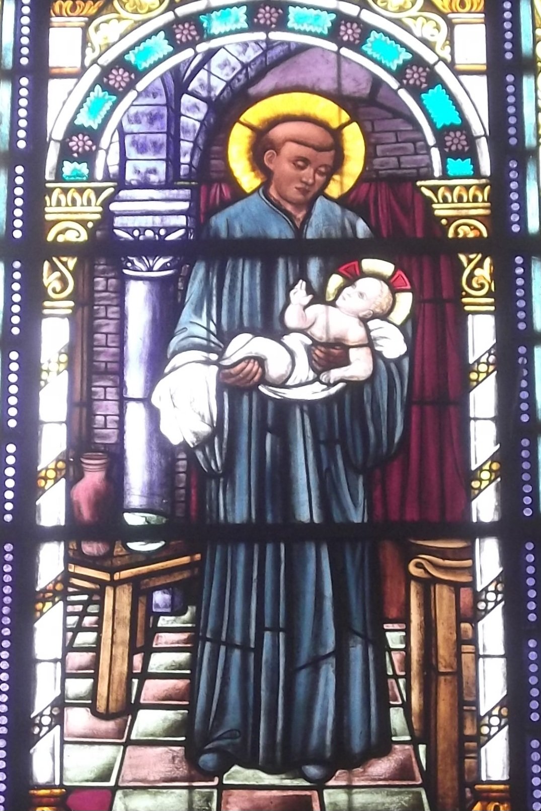 São Benedito
Sua festa é celebrada em 5 de outubro em muitas regiões, embora o dia litúrgico seja 4 de abril. É um símbolo da fé do povo negro e associado à simplicidade e caridade.