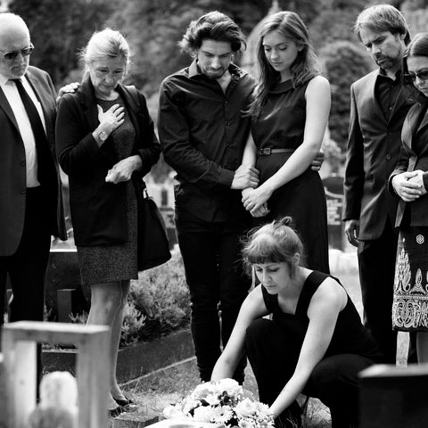 Além disso, é comum acender velas e fazer orações nos cemitérios, pedindo paz e descanso para as almas. Essas práticas fortalecem a espiritualidade, o luto e o vínculo entre vivos e mortos.