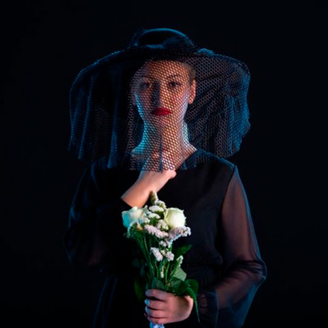 No Dia de Finados, muitos brasileiros visitam as sepulturas de parentes e amigos falecidos, levando flores e organizando os túmulos. Esse gesto simboliza carinho, respeito e preservação da memória afetiva.