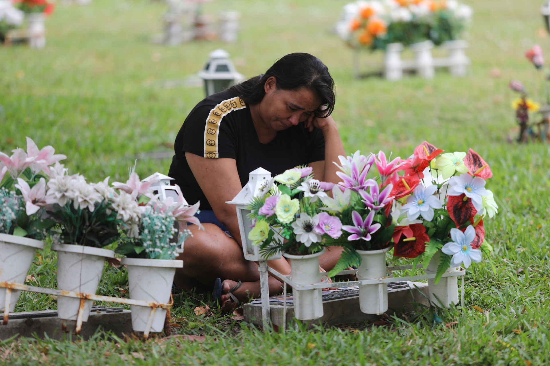 FORTALEZA-CE, BRASIL,02.11.2025: Visitas aos cemitérios no dia de Finados. Parque da Paz.  (Fotos: Fabio Lima/OPOVO)
