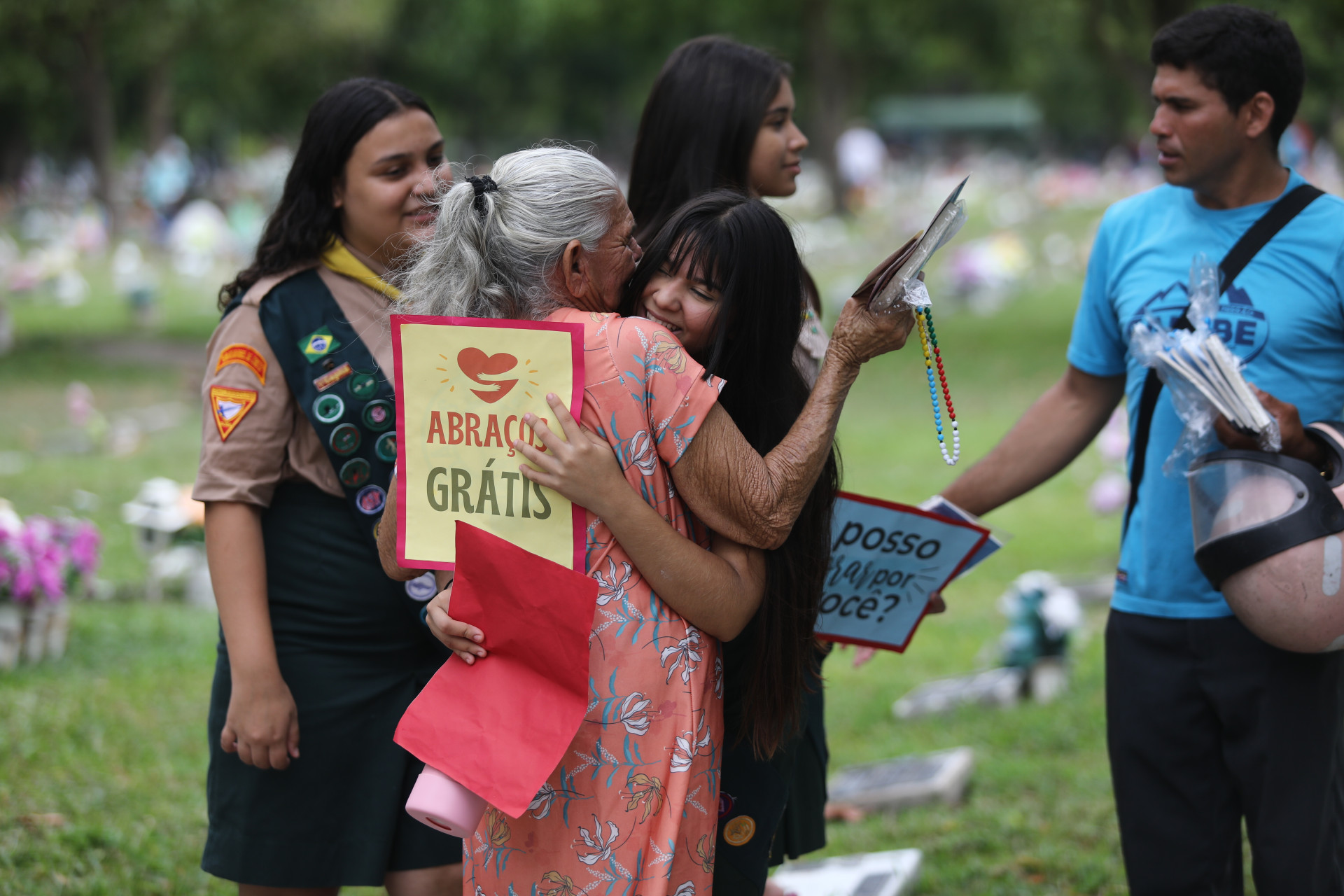 FORTALEZA-CE, BRASIL,02.11.2025: Visitas aos cemitérios no dia de Finados. Parque da Paz.  (Fotos: Fabio Lima/OPOVO)
