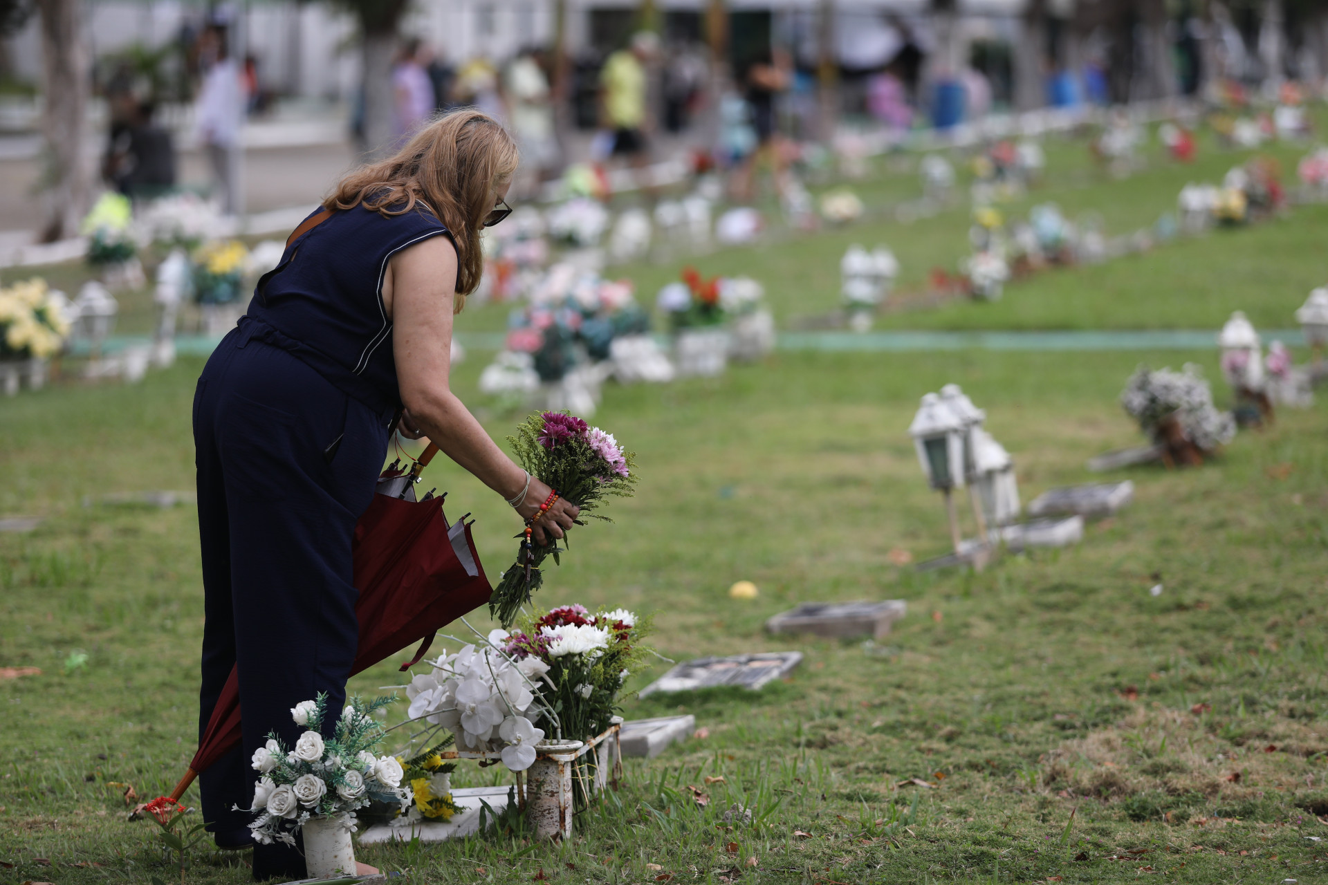 FORTALEZA-CE, BRASIL,02.11.2025: Visitas aos cemitérios no dia de Finados. Parque da Paz.  (Fotos: Fabio Lima/OPOVO)