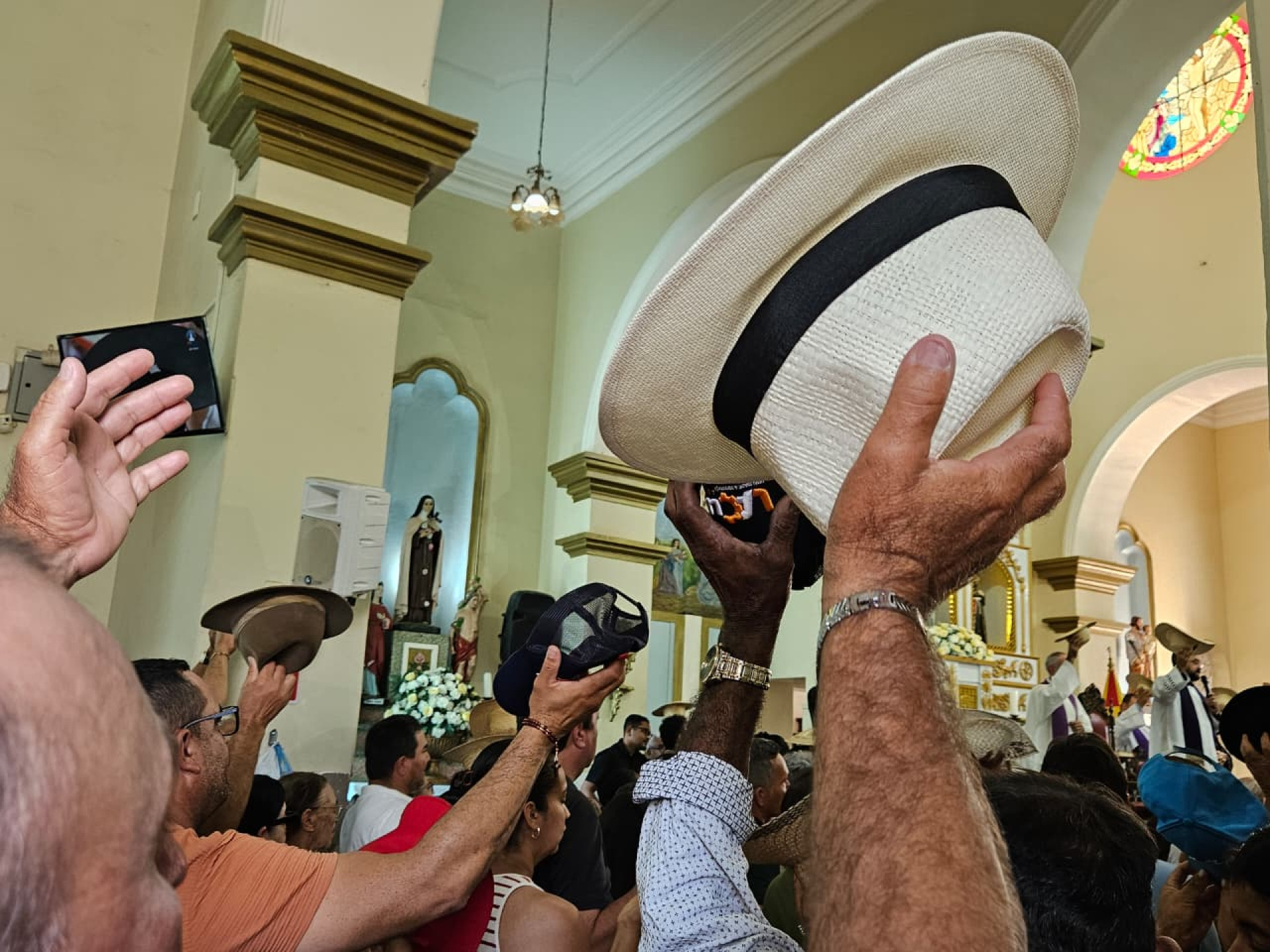 Os romeiros acompanharam a Benção do Chapéu ao meio-dia deste domingo, 2, no encerramento da Romaria de Finados, em Juazeiro do Norte (Foto: Beatriz Silva/ O POVO CBN Cariri)