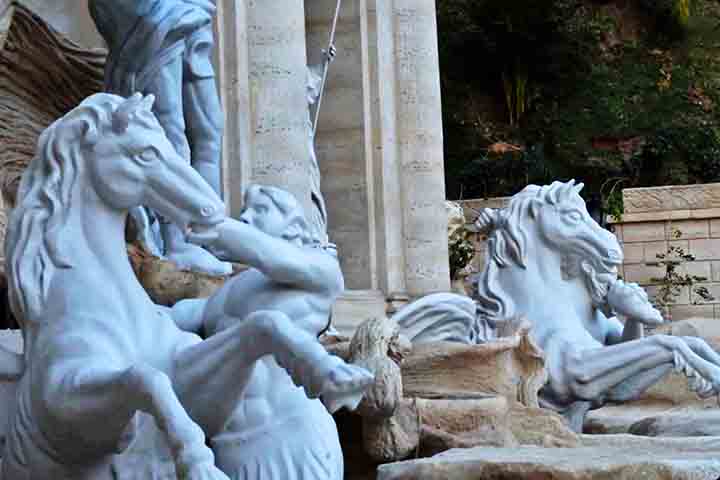 A réplica da Fontana di Trevi em Serra Negra tem colunas, esculturas e ornamentos que foram reproduzidos a partir de fotos do monumento original italiano. 

