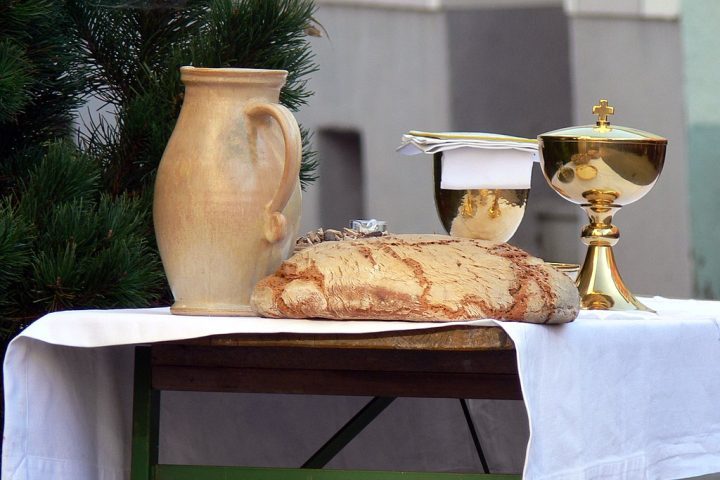 Na tradição cristã, ela simboliza a entrega de Cristo pela humanidade e institui o sacramento da Eucaristia (ou Comunhão), em que o pão representa o corpo de Jesus e o vinho, seu sangue.