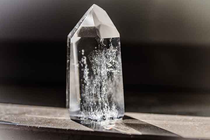 Cristal de Quartzo Transparente: Tipo mais comum de material usado para bola de cristal. É conhecido por suas propriedades de cura, clareza mental e amplificação de energia. É considerado o mestre dos cristais.
Uso esotérico: Meditação, clarividência e práticas de cristalomancia.