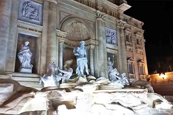 O local hoje ocupado pela réplica tinha antes uma concha acústica que, na avaliação da prefeitura, não atraia turistas da maneira esperada.
