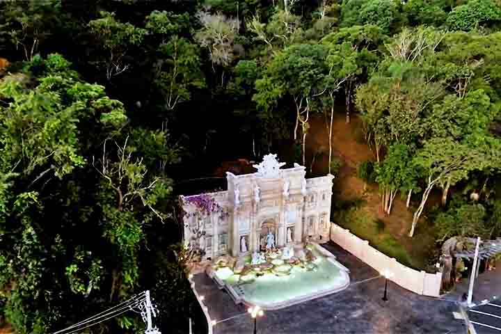 A construção da réplica da Fontana di Trevi teve como objetivo aumentar o turismo na cidade encravada na Serra da Mantiqueira. 

