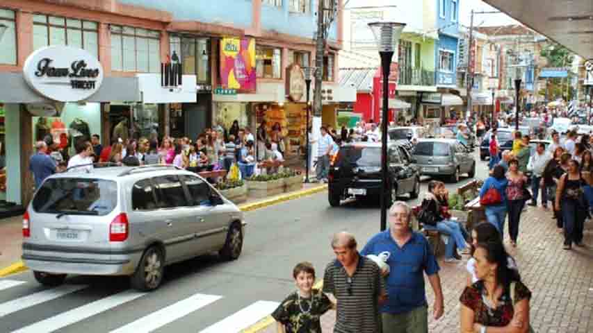 Localizada a 150 km da capital paulista, Serra Negra é uma estância hidromineral marcada pela forte presença da cultura italiana. 
