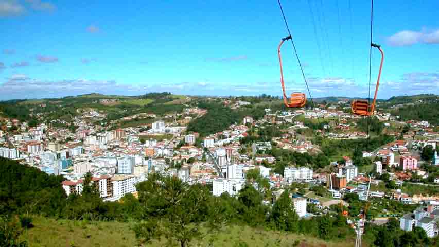 A estátua de 18 metros de altura está situada no Pico da Fonseca, com acesso de carro ou então por teleférico. O mirante é um dos locais mais visitados da cidade. 

