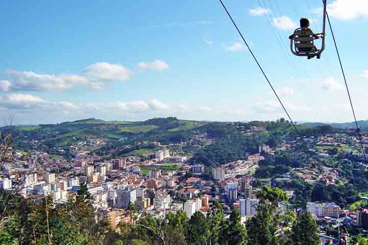 No Mirante do Cristo Redentor tem-se uma visão panorâmica da cidade hidromineral. A imagem foi inaugurada em 6 de julho de 1952, mais de 20 anos depois do famoso monumento carioca, no morro do Corcovado.


