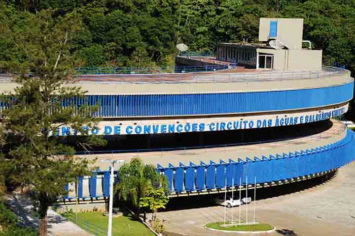 A cidade também possui um espaço para grandes eventos comerciais, o Centro de Convenções Circuito das Águas. 
